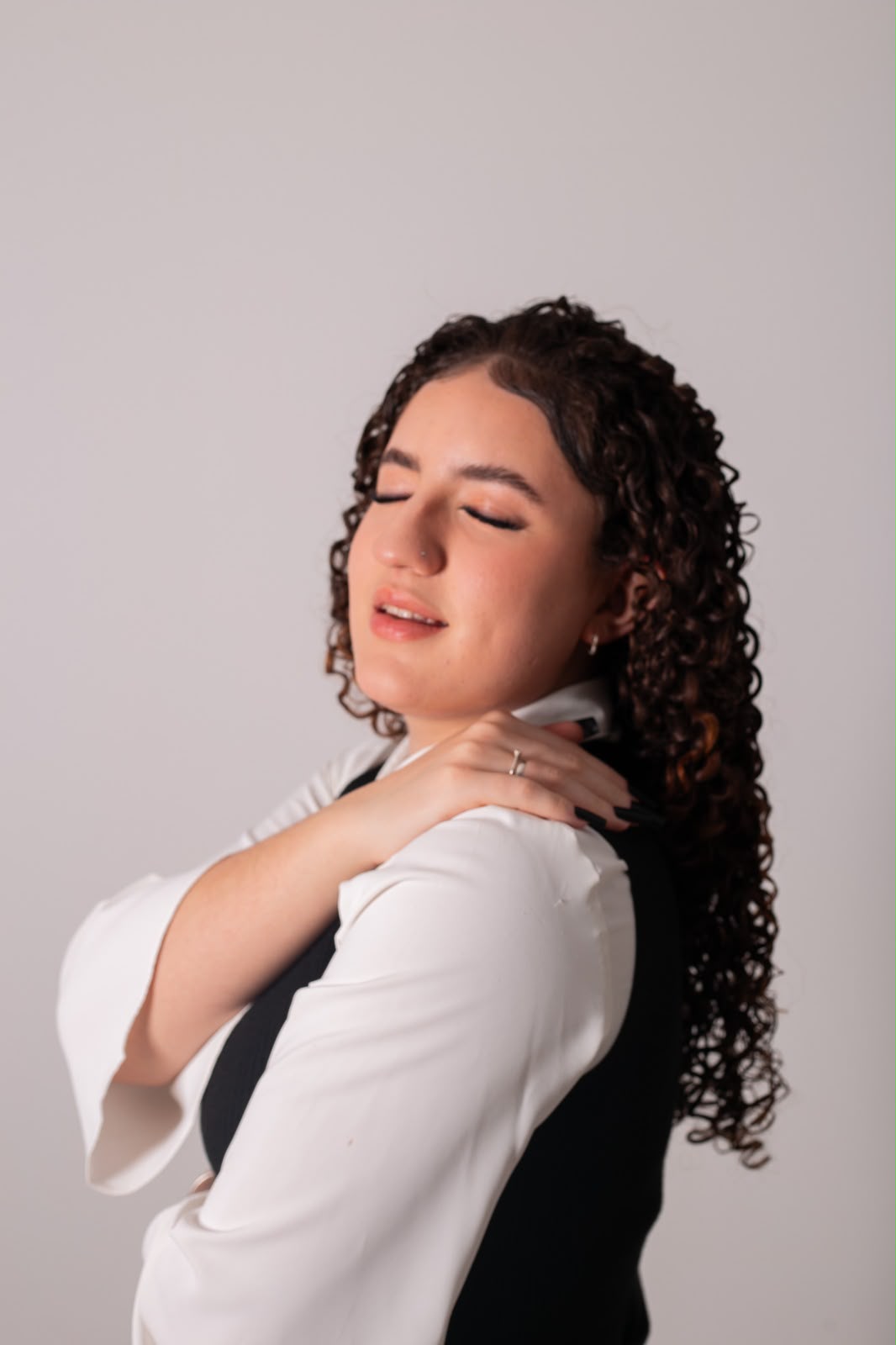 Retrato corporativo em estúdio com camisa branca e colete preto